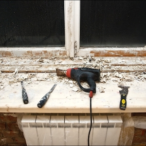 Foto come rimuovere la vernice dalla finestra
