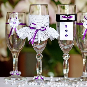 How to decorate glasses for a wedding