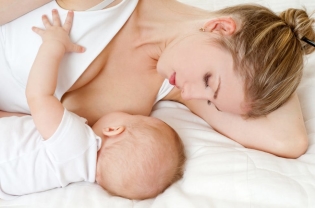Ikota em recém-nascidos após a alimentação - o que fazer?