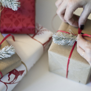 Wie packen Sie das Geschenk für Geschenkpapier?