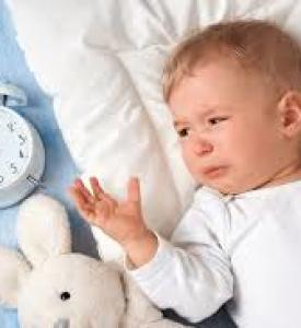 چرا یک کودک به سختی در شب خوابید؟
