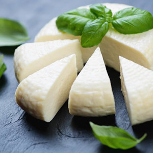 چگونه پنیر Adygei را تهیه کنیم؟
