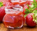 So schneiden Sie eine Erdbeere mit Zucker