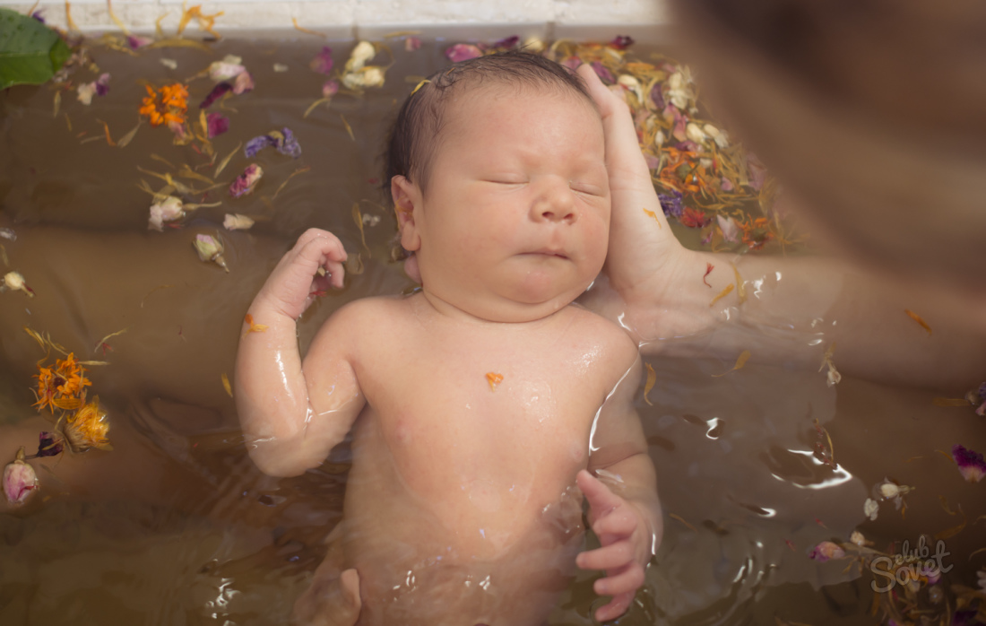 Hogyan fürödni újszülött először otthon, videó
