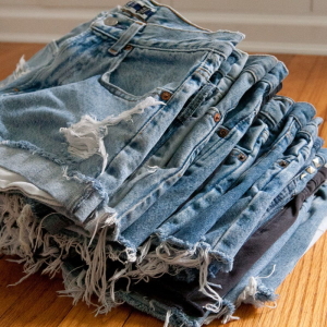 Foto Ako orezať džínsy pod šortmi