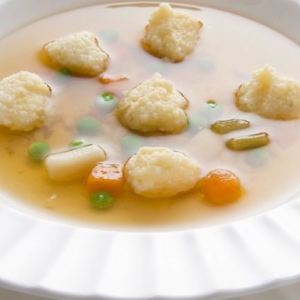 Stock Foto Jak gotować zupę z pierogami