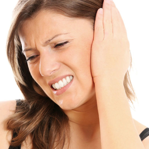 Jak wypłukać ucho w domu z korku