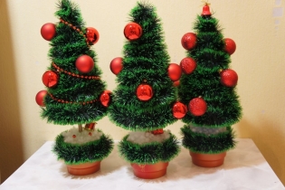 Cara membuat pohon Natal dengan tangan dari Tinsel