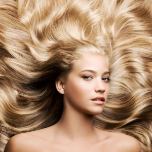 Stock Foto How to paint your hair in a blond color