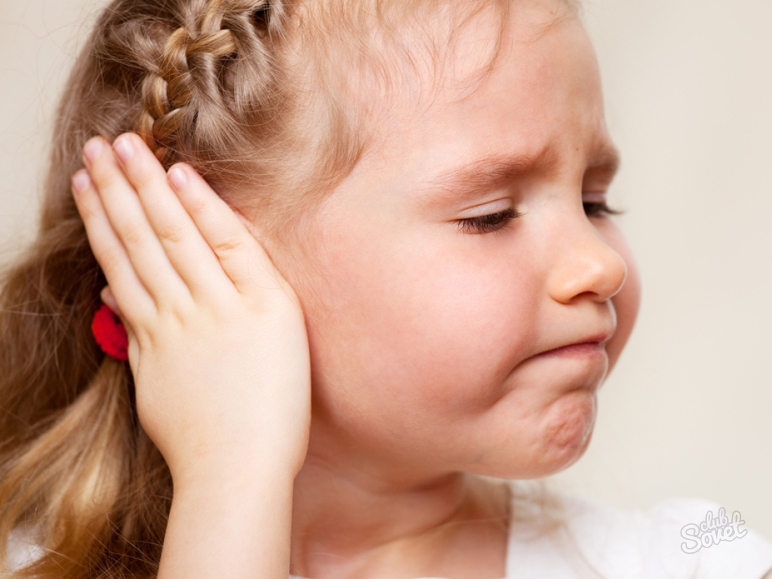 A criança tem uma orelha ferida o que fazer