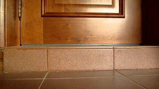 How to make a threshold at the entrance door