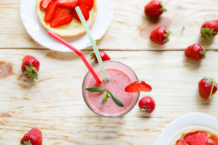 Cara membuat koktail strawberry