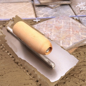Come mettere una piastrella sul pavimento in legno