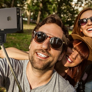 Photo How to connect selfie stick to phone