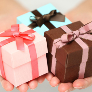 Photo How to make your own hands a gift box?
