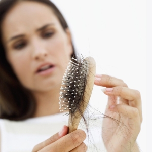 Фото почему выпадают волосы у женщин