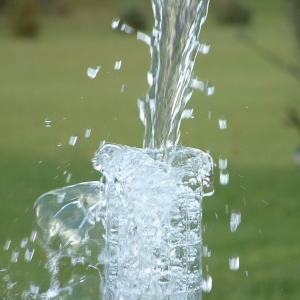 Foto, wie man Wasser auf einem Grundstück für einen Brunnen finden kann
