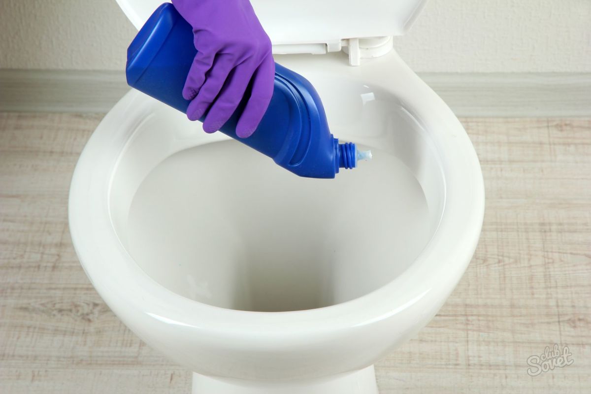 Средство прочистить унитаз. Средство для чистки унитаза. Мытье унитаза. Очиститель для туалета. Моющая для унитаза.