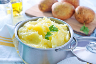 Bagaimana cara membuat kentang tumbuk?