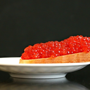 Foto Como determinar a autenticidade do caviar vermelho