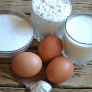Foto o que pode ser preparado a partir de farinha, ovos e açúcar