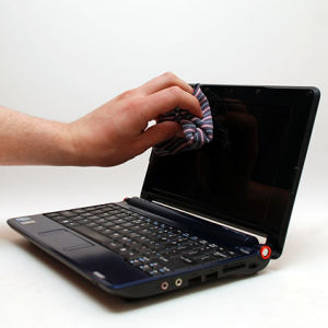 Foto Como limpar a tela do laptop