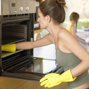 Photo how to clean the oven from fat and nagar