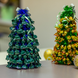 Kako narediti božično drevo z lastnimi rokami iz Mishure?