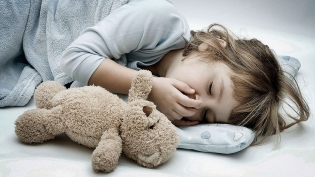 Чому дитина скрипить зубами уві сні?
