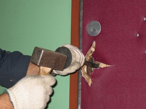 كيفية فتح الباب الأمامي دون مفتاح