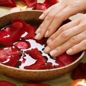 Stock Foto Baths to strengthen nails at home
