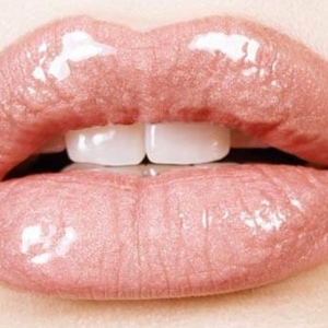 Glanz, um die Lippen zu erhöhen, wie man verwendet
