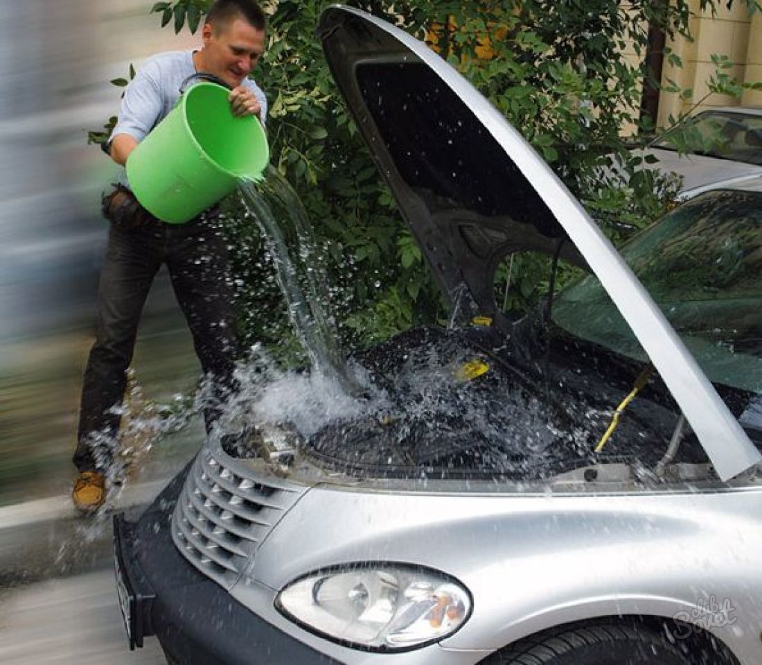 Как да измиете автомобилния двигател