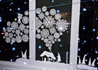 How to glue paper snowflakes on the window