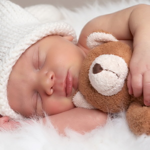 كيف يجب أن ينام حديثي الولادة