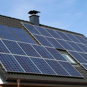 Cum se instalează o baterie solară