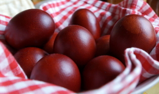 Wie man Eier in der Hülse in Ostern kocht