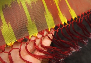 Bir eşarp üzerinde bir saçak nasıl yapılır?