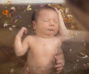 Как да се къпе новородено бебе за първи път у дома, видео