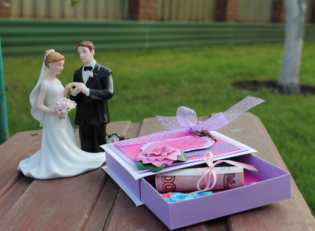 How to give the wedding original money