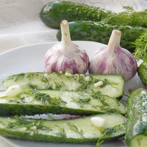 Stock Foto Classic recipe for low-headed cucumbers