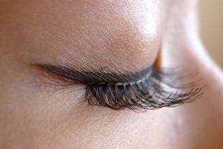 How to glue eyelashes